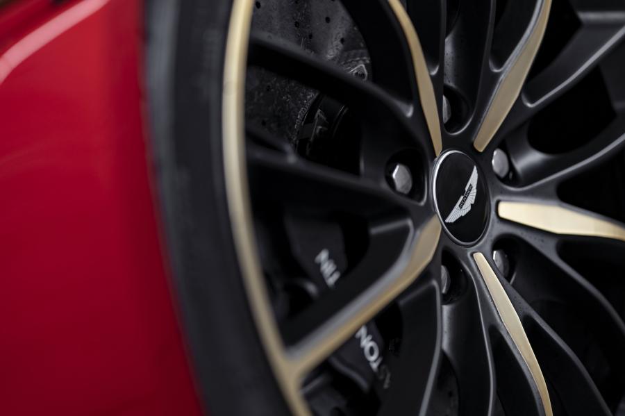 Колеса Aston Martin Vanquish Zagato Speedster 2018 года  (UK) (фото 2 из 52)